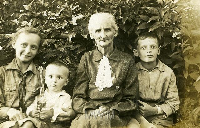 KKE 149.jpg - Pelagia Muszałowska z wnukami, od prawej: pierwszy Henryk Orzechowski. Od lewej: pierwsza Alicja Orzechowska, drugi Zbyszek Łuczaj, Krzemieniec 1936 r.
